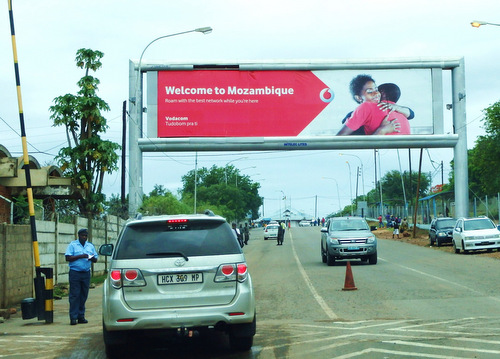 Entering Mozambique/Mo&ccedil;amique.